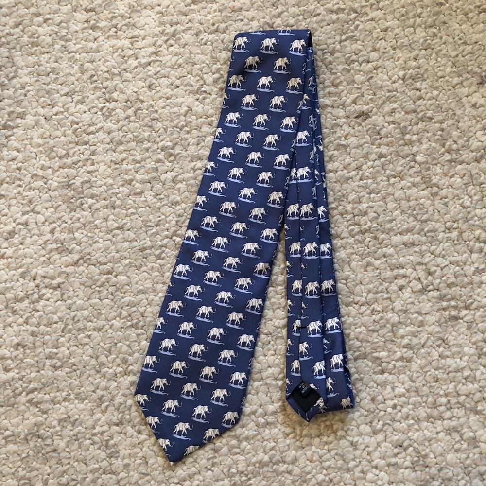 100% silk Vineyard Vines blue elephant tie